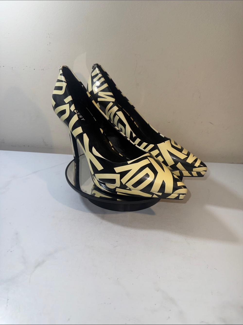 DKNY Lexi Logo Black and Cream Graphic Pointed-Toe Pumps - Size 8 - Picture 2 of 16
